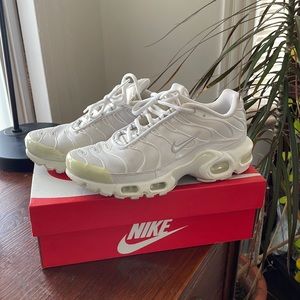 Light worn woman’s Air Max Plus
